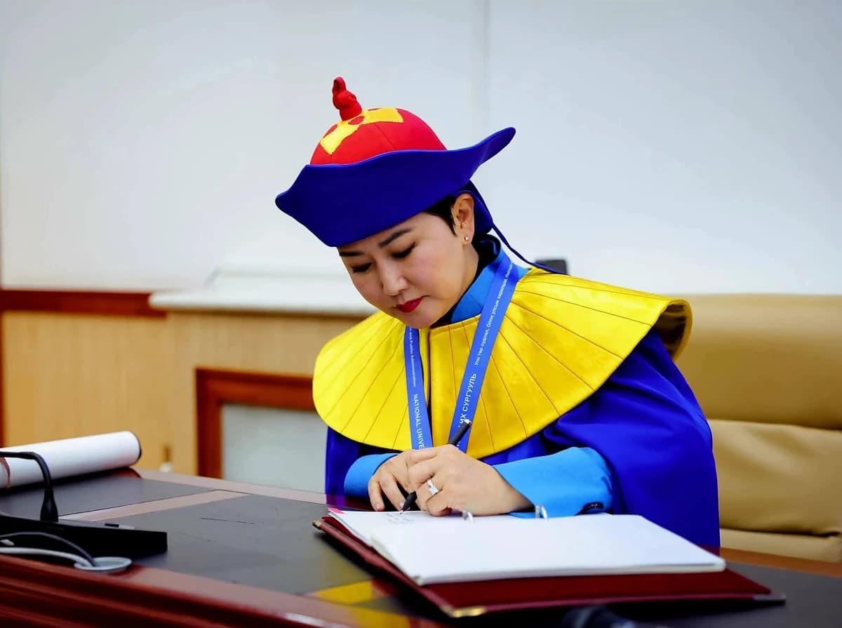 蒙古国外交部部长B·巴图其其格荣获“荣誉博士”称号