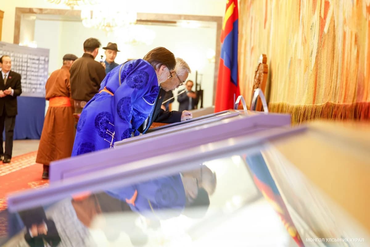 大呼拉尔办公厅举办了以“第一部民主宪法颁布时的档案原件”为主题的展览活动