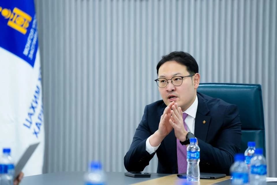 Э.Батшугар сайд аа, эцгийнхээ өврөөс гарна уу?!