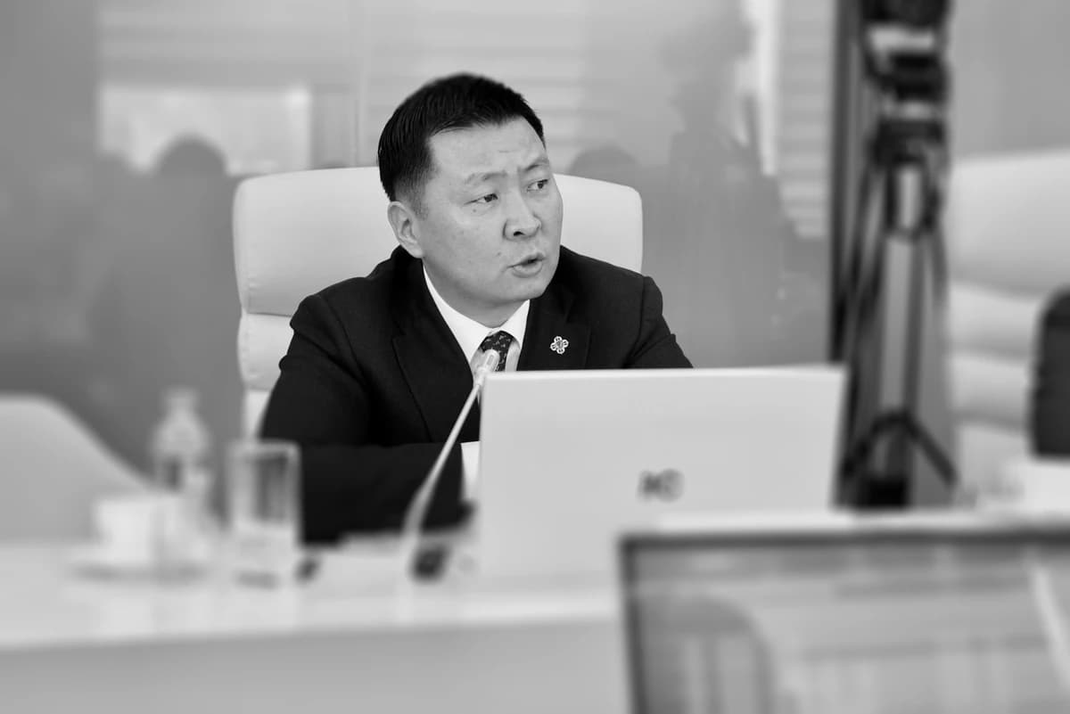 Э.Бат-Амгалан сайд аа, яамаа цэгцэлж дууссан бол хуулиа цэгцлээч!