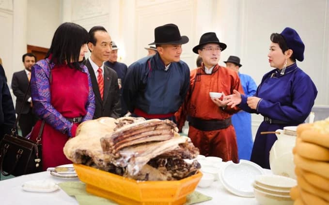 蒙古国外长巴图其其格举行火马年白月节招待会