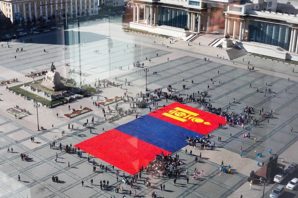 Гадаад бодлогоороо тоглох юм бол дотоодын амар амгалан алдагдана!