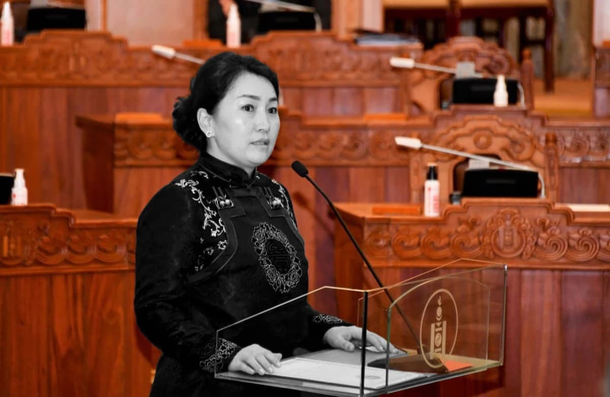 Үндсэн хуулиа давж гишгэсэн Х.Булгантуяа улсаа давж гишгэнэ гэв үү?!