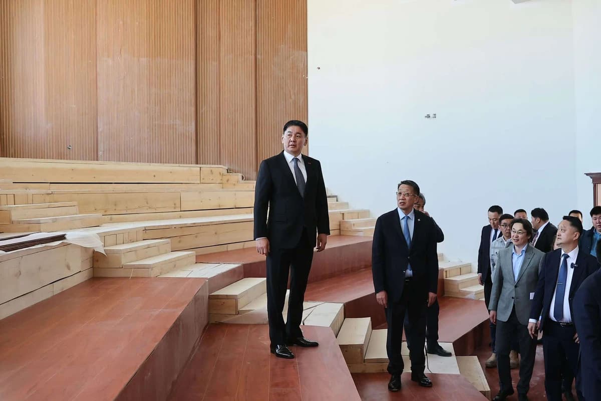 蒙古国立大学法学院新楼预计明年1月投用，乌·呼日勒苏和视察项目进展情况