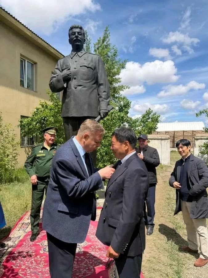 ЦХХХ-ны сайд Ч.Номингийн аав Л.Чинбат Сталины хөшөөг “тахин шүтдэг” үү?!