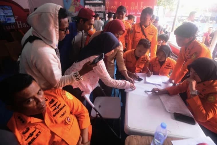 Индонез: Гатлага онгоц хөмөрч, 130 орчим хүн сураггүй болжээ
